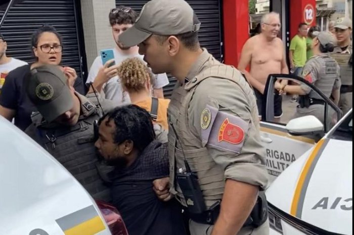 JUSTIÇA CEGA: Motoboy negro preso após ser atacado com faca por homem branco enquanto trabalhava